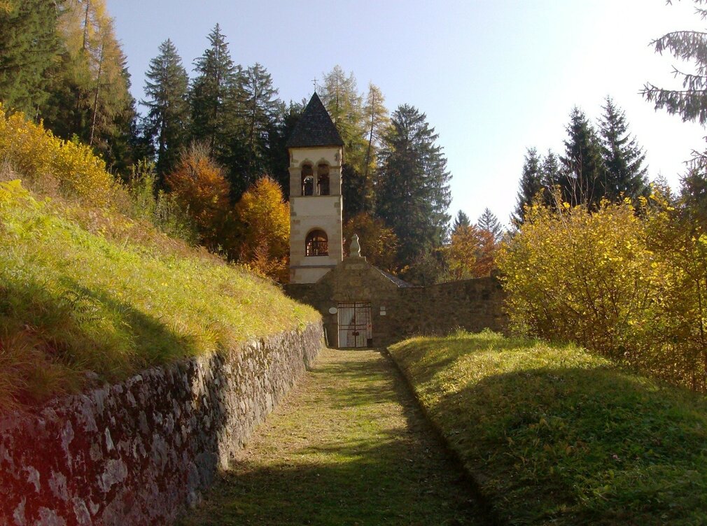 Nebbiù, frazione di Pieve di Cadore, Antica Chiesa di San Bartolomeo.jpeg